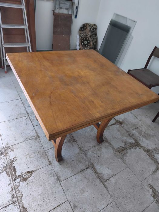 Mesa em madeira em bom estado