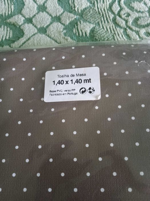 Toalha de mesa plástica 140 x 140 cm