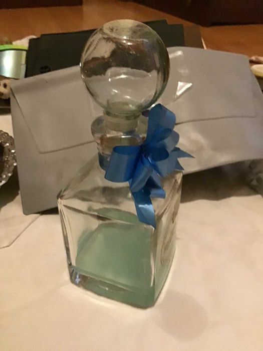 garrafa de vidro com perfume aromatizador para wc