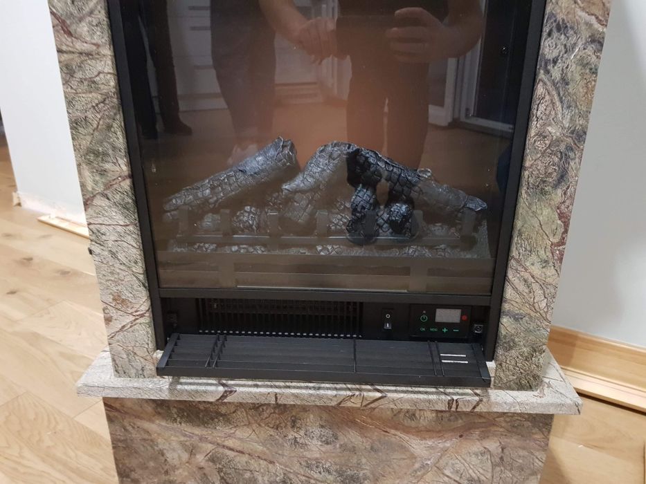 Kominek elektryczny w zabudowie marmurowej
