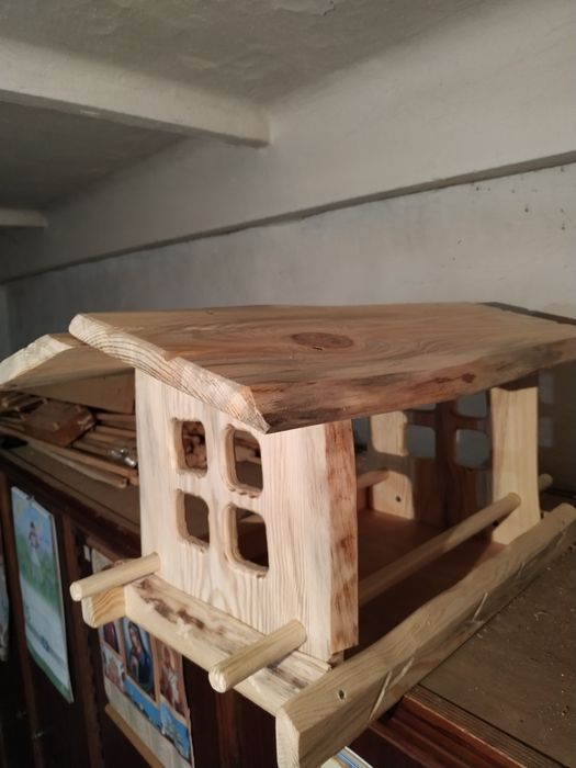 Кормушка,годівниця для птахів.