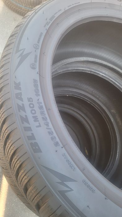 265 45 21 Bridgestone Blizzak LM005