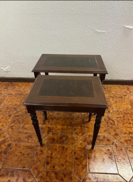 Par de mesas de apoio que encaixam