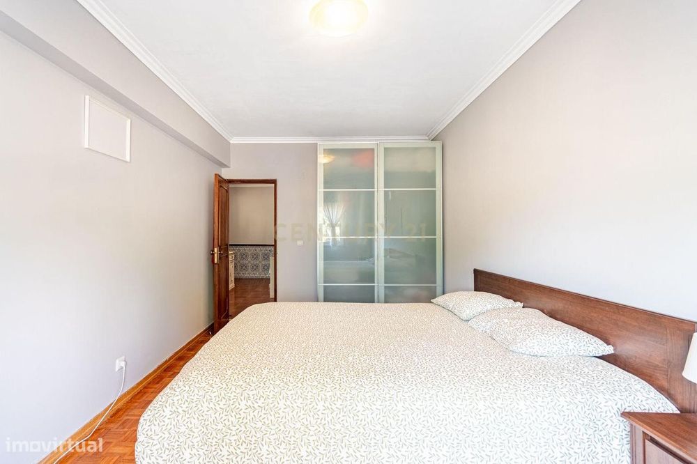 Apartamento T2 com elevador e varandas, em Algueirão-Mem Martins, Sint