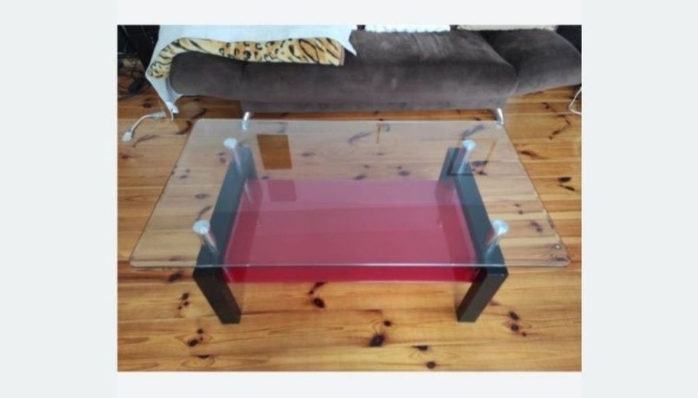 Szklana ława firmy Signal.