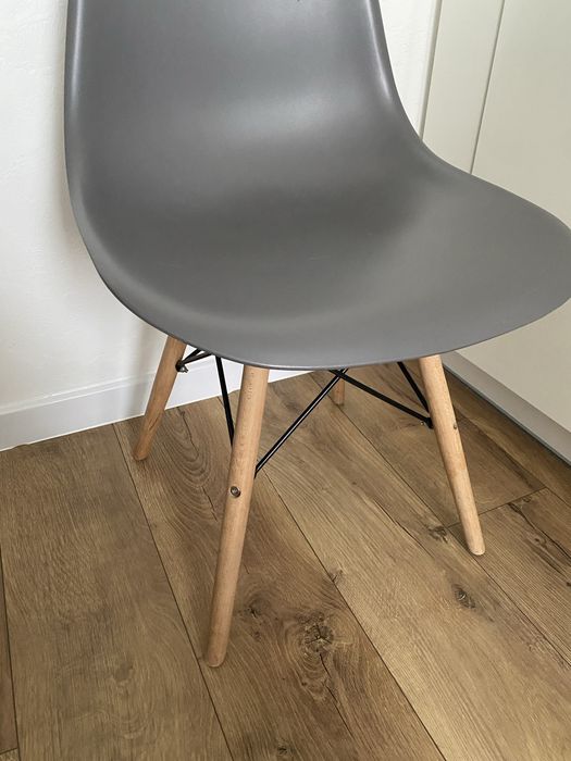 Стільці з деревʼяними ніжками