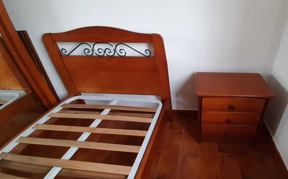 Mobília de quarto solteiro em cerejeira.