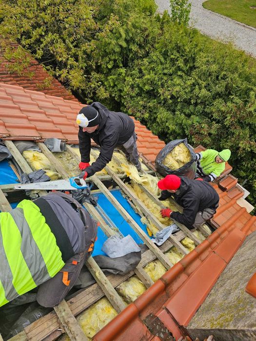 Naprawy dachów po kunach / kuna na dachu/Izolacje pianą PUR i celulozą