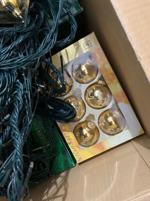 Material de Natal - luzes, bolas e decoração