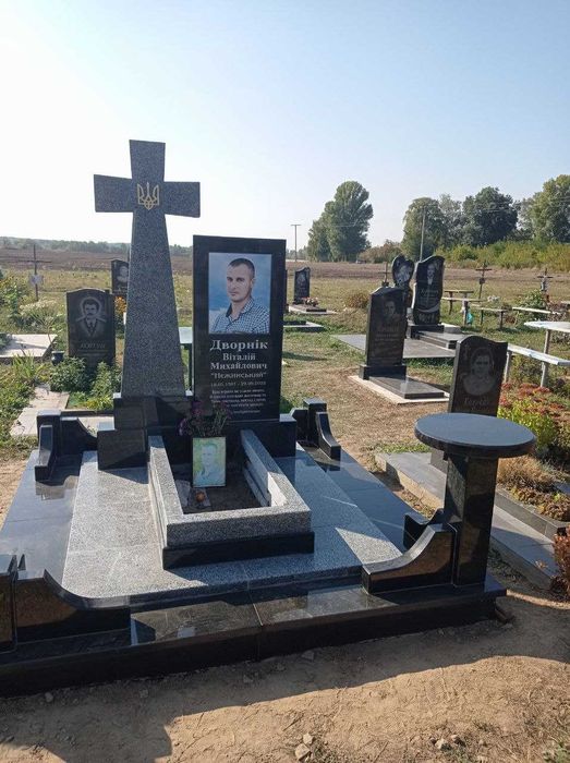 Гранитные памятники из гранита на могилу, кладбище Козелец и рядом