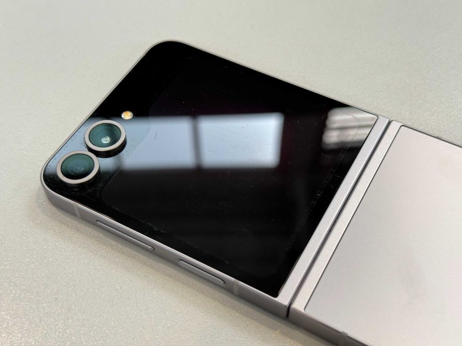 Telefon Samsung Galaxy Z Flip 5 256 GB / 8 GB + GW 12 msc