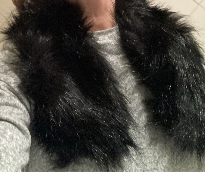 Gola sintética, em pelo de cor preto