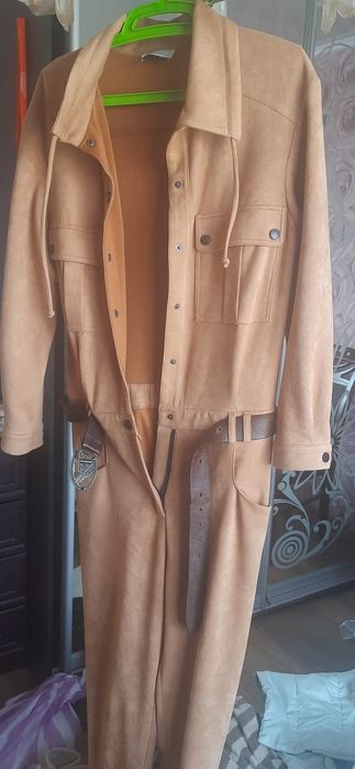 Стильний жіночий вельветовий комбінезон