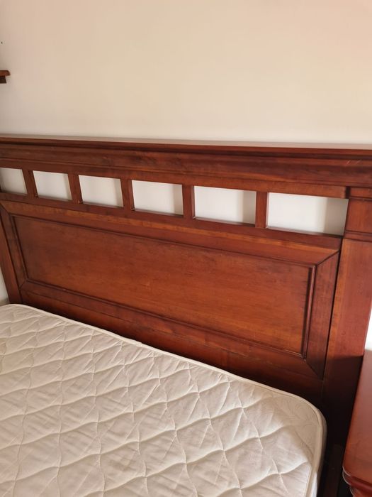Cama de Casal em Carvalho Maciço - Estrado e Colchão de oferta