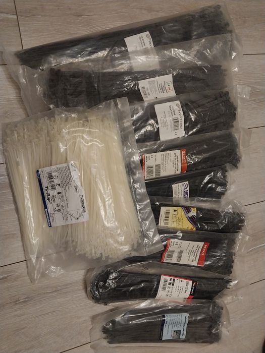 Стяжки пластикові.