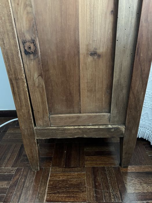 Mesas de cabeceira com tampo de mármore