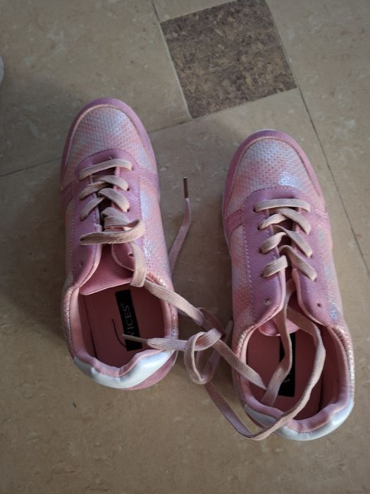 Buty sportowe rozmiar 37 nowe śliczne