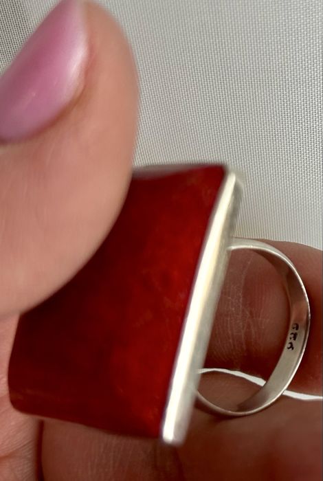 Piękny, masywny, elegancki srebrny pierścionek z koralem - regulowany.
