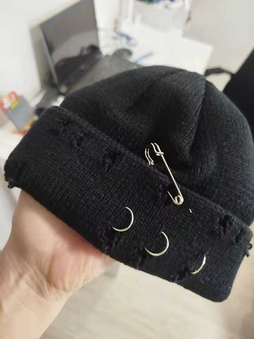 Стильна шапка з кільцями