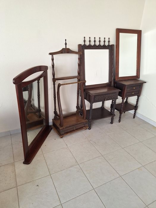 Esoelho e mesas de cabeceira antiga