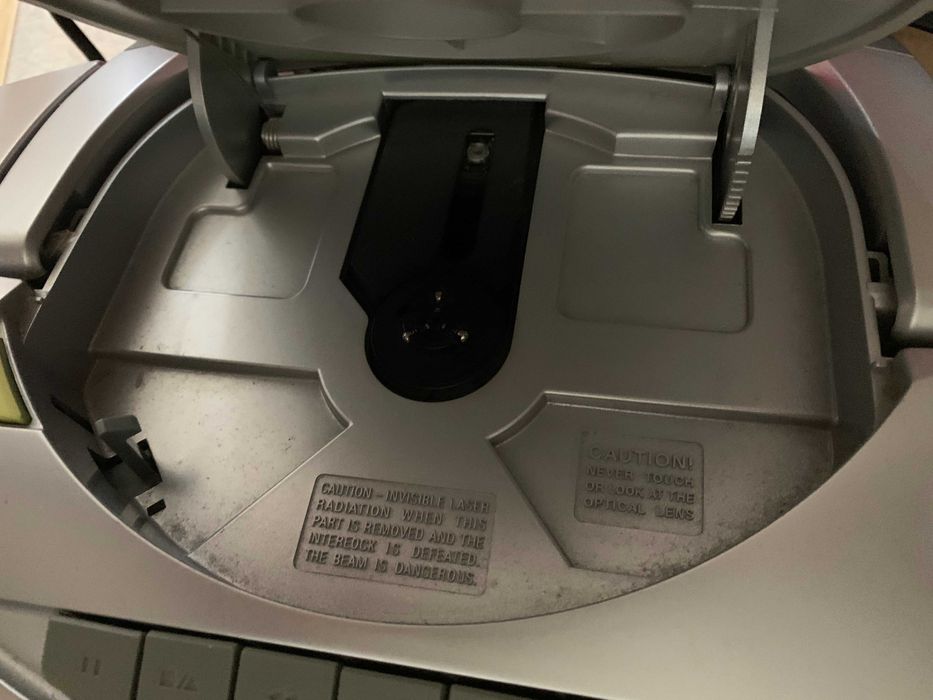 Radiomagnetofon z CD i kieszenią na kasetę