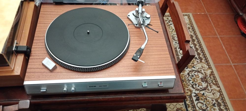 Gira discos CCE DD-7000 direct drive
