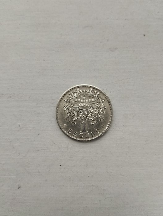 Linda moeda de 1 escudo de alpaca rara neste estado