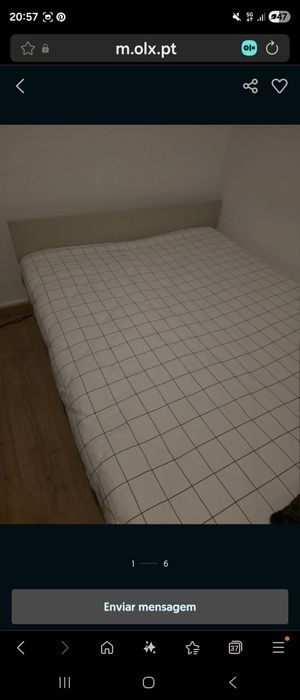 Cama creme e mesa cabeceira ikea