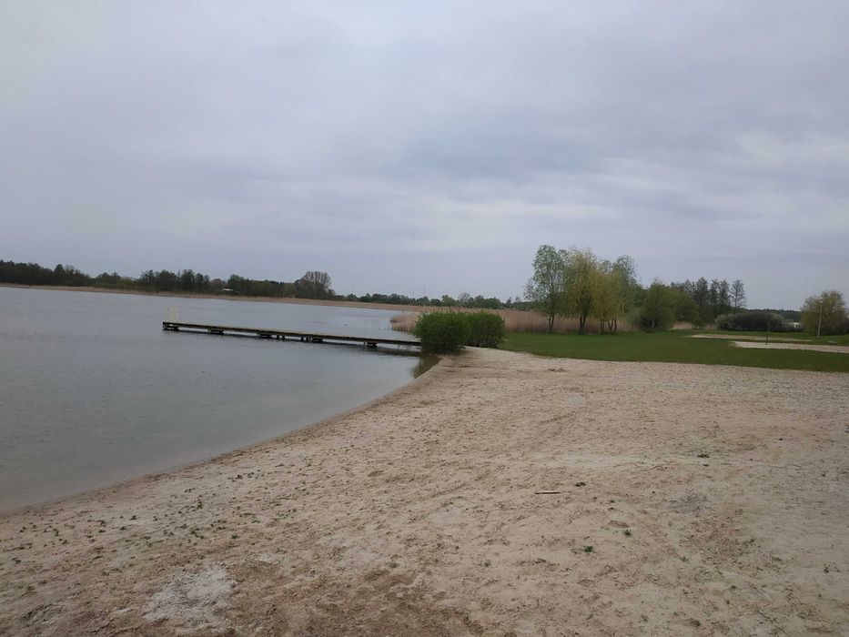 Działka budowlana nad jeziorem niedaleko plaży