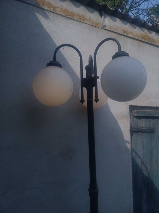 lampa ogrodowa w dobrym stanie.