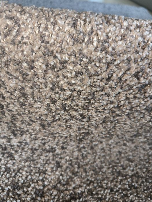 Carpete em castanho, mede 3/2 m