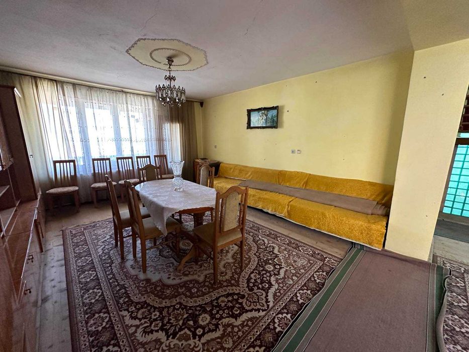 Продається 3 поверховий будинок в смт. Тересва