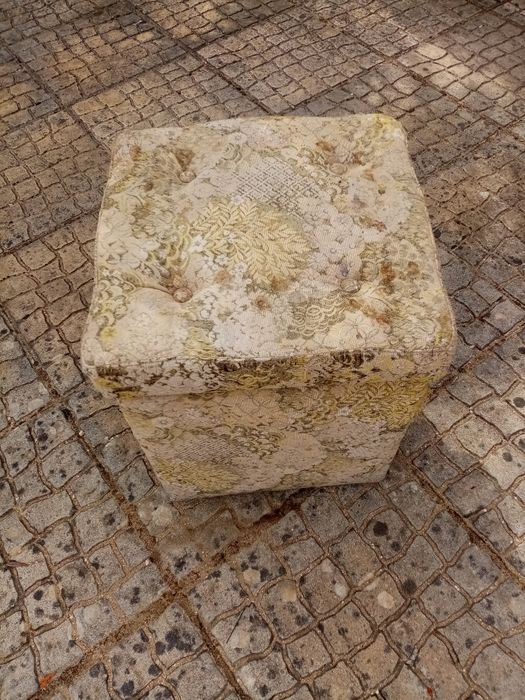 Banqueta forrada com tecido