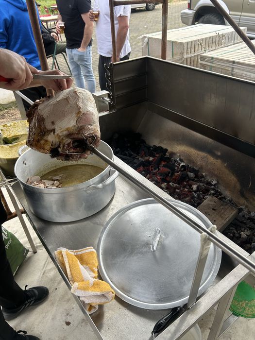 Churrasqueira de pernil como nova para 2 pernis