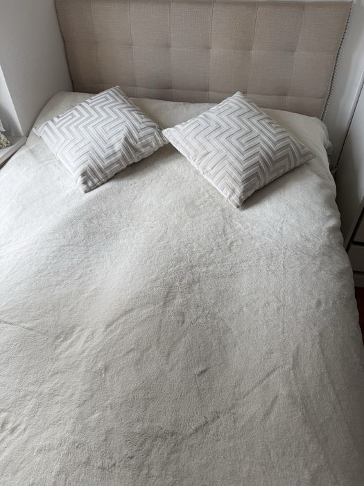 Sommier + cabeceira + colchão + capa protetora + 2 almofadas