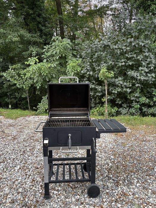 Grill węglowy prostokątny z kółkami jeden sezon użyty