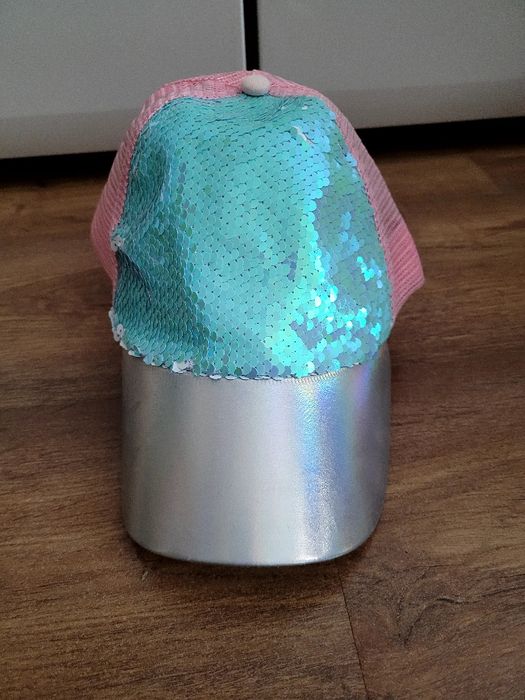 Czapeczka z daszkiem z cekinami i siateczką 56 dla dziewczynki