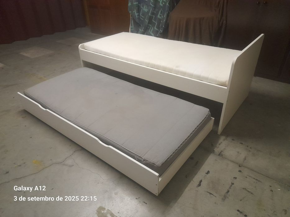 Cama branca dupla com colchões