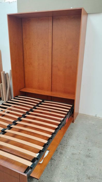 Cama elevatória  tipo roupeiro em pinho mel