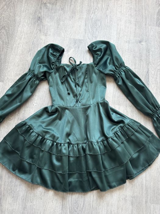 Корсетна сукня з королівського атласу