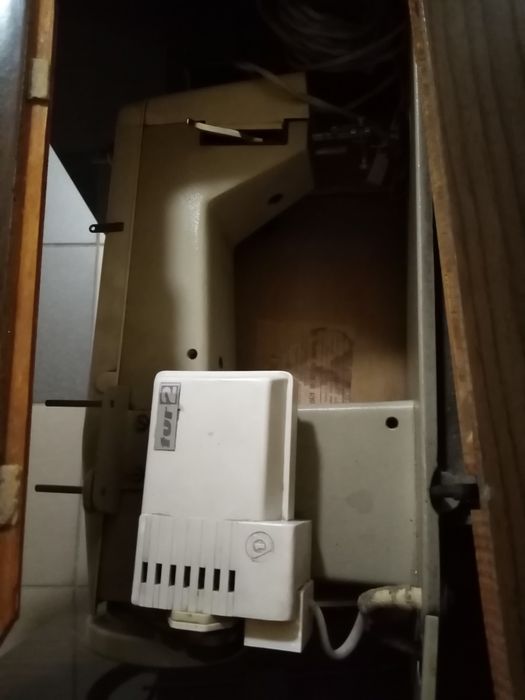 Elektryczna maszyna do szycia ze stolikiem.