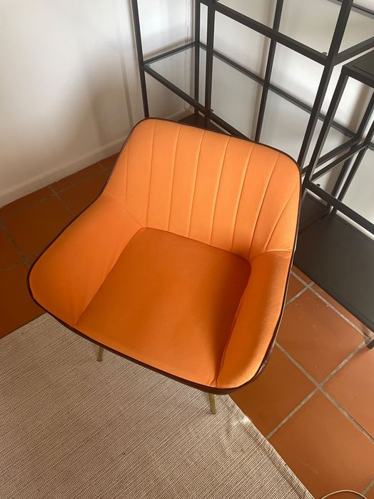 Poltrona de Design Elegante: Estofos em Laranja e Castanho (Detalhes Dourados)