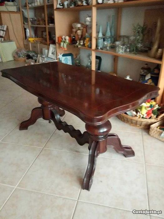 Mesa de centro em mogno.