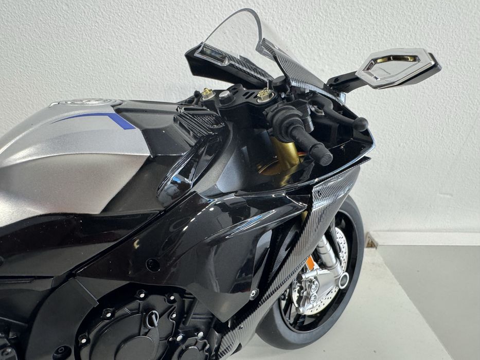 Yamaha MR1. Funciona, com chaves, faz fumo, acende luzes, acelera, roda traseira gira. Tamanho 1:6