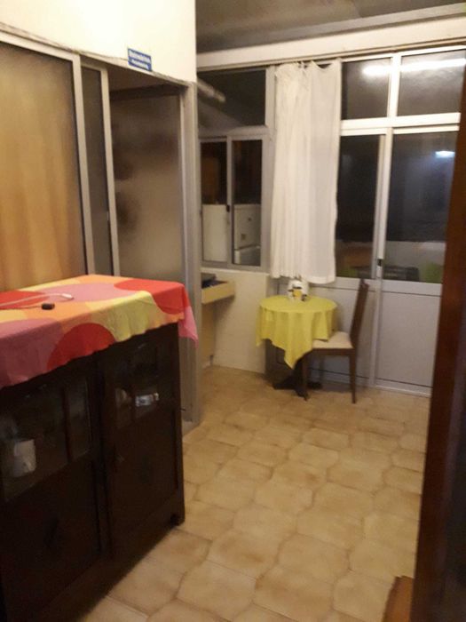 Apenas para estudantes. Arrenda-se T1, equipado/mobilado, zona de Corroios. Pode partilhar com um colega. Sem animais. Contacto telefónico: 914264770