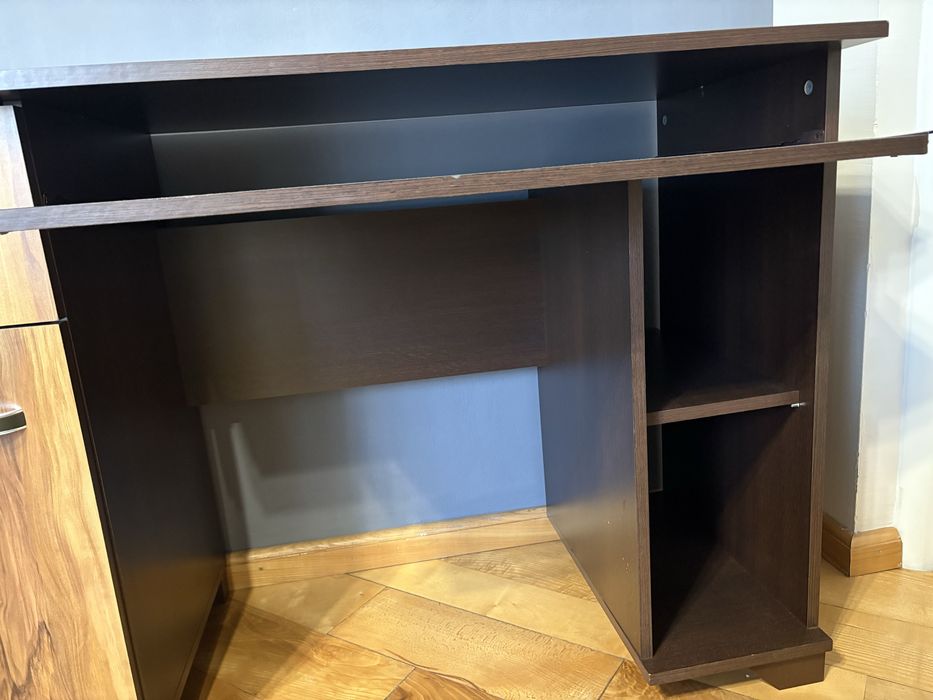 Biurko z pojemną szafką i miejscem na komputer