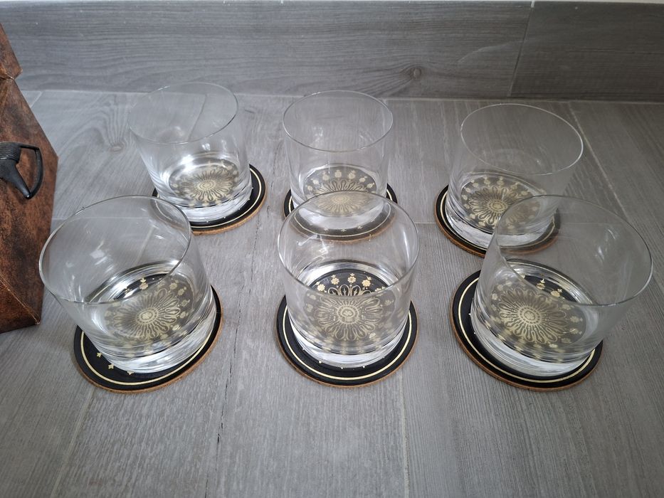 Copos de whisky em caixa
