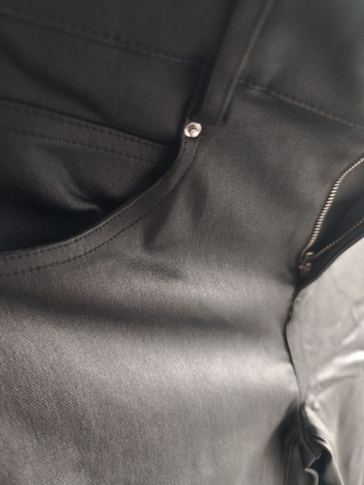 Czarne spodnie rurki Sinsay L woskowane