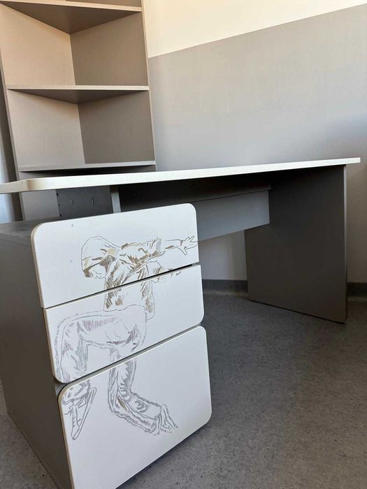 Meble młodzieżowe VOX - Szafy, biurko, komoda, łóżko, materac.