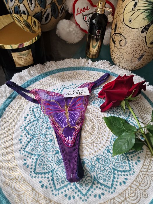 Seksowne koronkowe stringi z motylkiem.